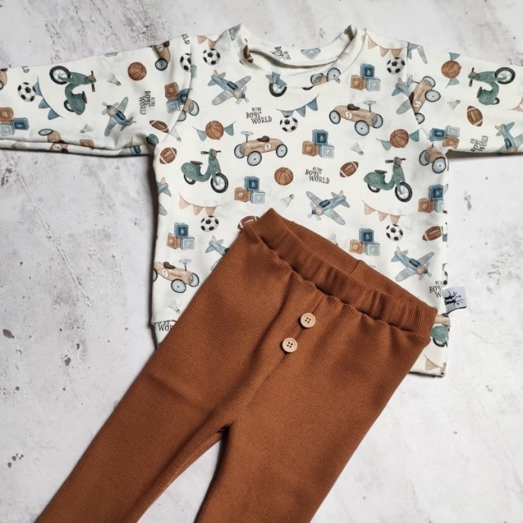 Bluza retro i karmelowe legginsy prążkowane