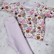Zestaw dla dziewczynki kolorowa bluza liliowe legginsy