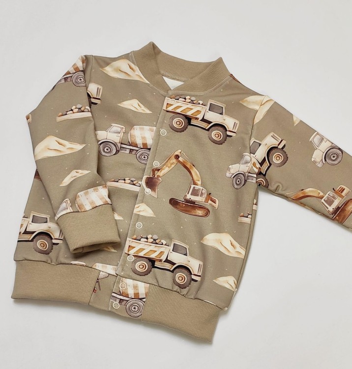 Bluza bomberka chłopięca handmade w beżowym kolorze z printem w koparki i wywrotki.