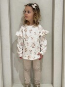 Dziewczynka w komplecie handmade Wioska Myszek – bluza z falbankami i beżowe legginsy