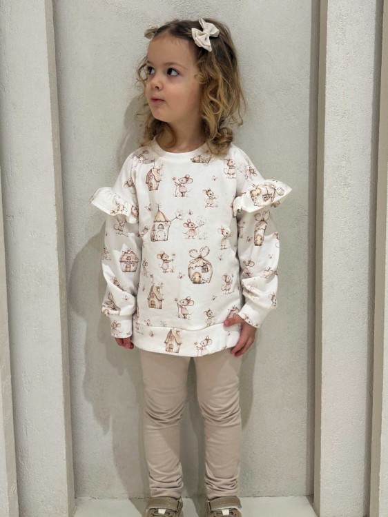 Dziewczynka w komplecie handmade Wioska Myszek – bluza z falbankami i beżowe legginsy