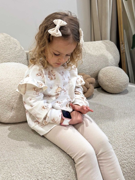 komplet wioska myszek, bluza z falbankami i beżowe legginsy