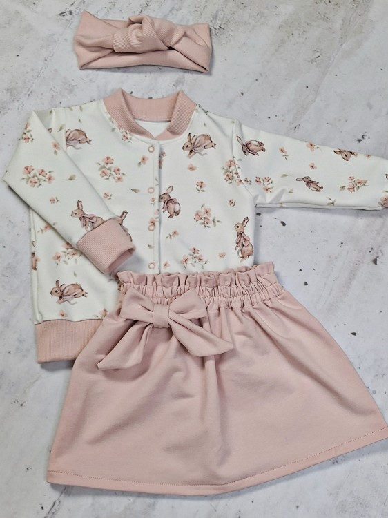 rozpinana bluza dresowa w króliczki, spódniczka pudrowy róż z kokardą