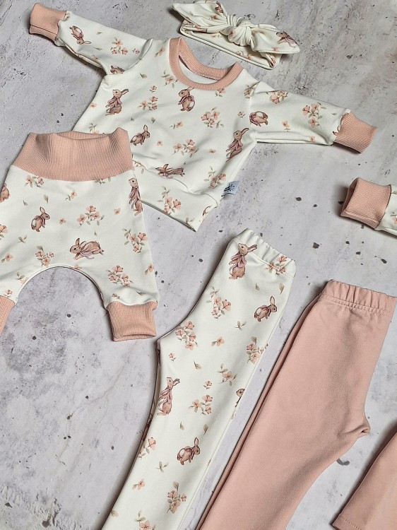 Kompletny zestaw ubranek handmade: bluzy, spodnie baggy, legginsy i spódniczka w motyw króliczków i brudnego różu