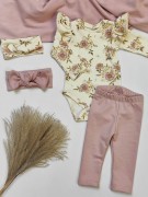 Płaskie ujęcie zestawu ubranek handmade: kremowe body w kwiaty z falbankami, brudno-różowe legginsy i dopasowane opaski na głowę, ułożone na białym tle z dodatkiem pampasu.
