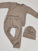 Beżowy komplet dresowy basic dla dzieci: bluza, spodnie z kieszeniami i czapka beanie.