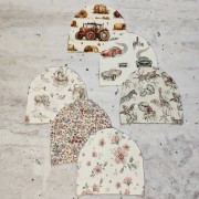 zestaw kolorowych czapek dziecięcych handmade na wiosnę- wzory w traktory, safari, kwiaty i retro samochody