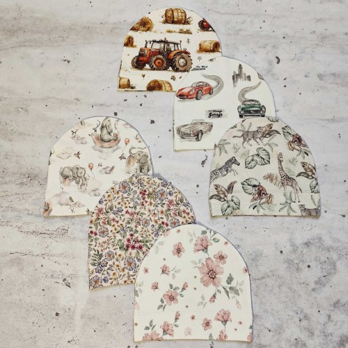 zestaw kolorowych czapek dziecięcych handmade na wiosnę- wzory w traktory, safari, kwiaty i retro samochody