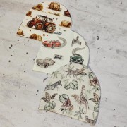 Cienkie czapki wiosenne dla chłopca: wzór w traktory, vintage garage i safari - ubranka handmade z Polski.