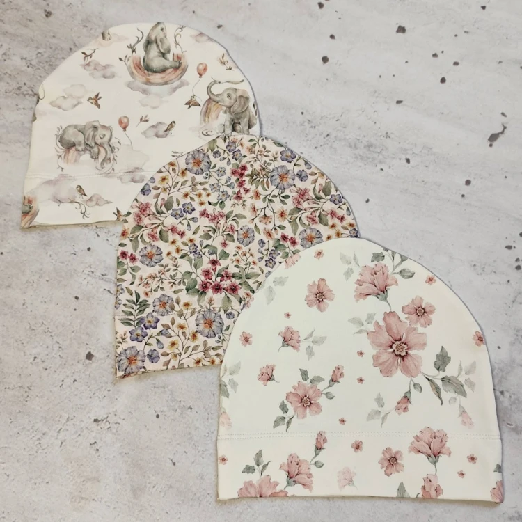 Bawełniane czapki dziecięce na wiosnę: wzór w słonie, polne kwiaty i różowe piwonie - moda slowfashion dla dzieci