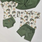 Letni zestaw ubranek dla dzieci: białe body z nadrukiem lwów w stylu safari połączone z zielonymi bloomersami handmade i stylowymi okularami przeciwsłonecznymi.