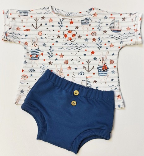 Komplet ubranek dla chłopca na lato, t-shirt oversize i niebieskie retroshorty handmade, trwałe ubranka dziecięce.
