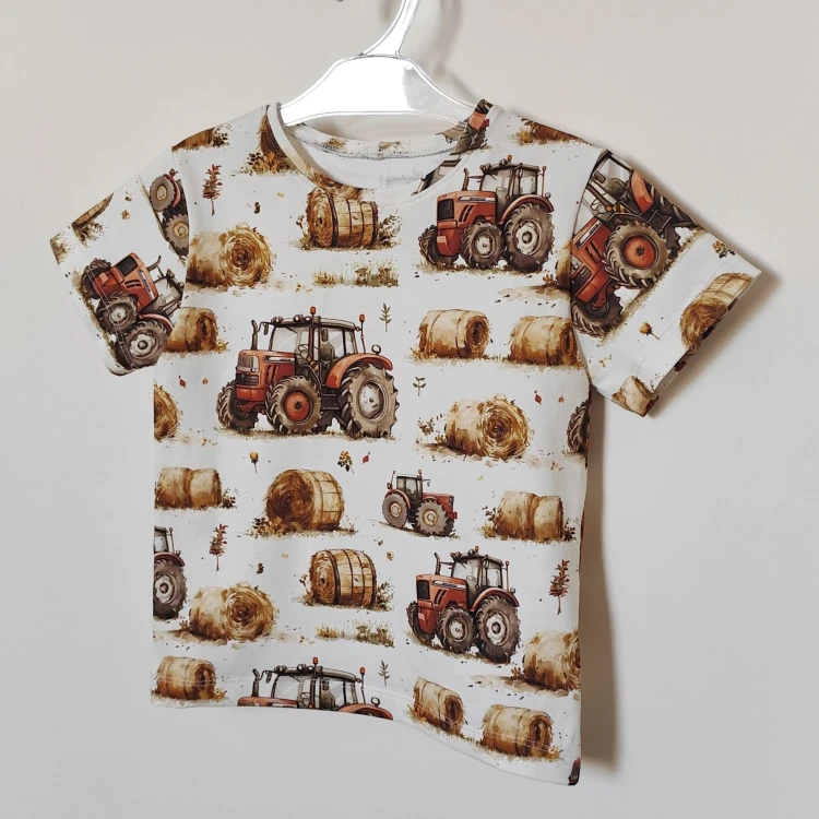 Dziecięcy t-shirt handmade w traktory i bale siana