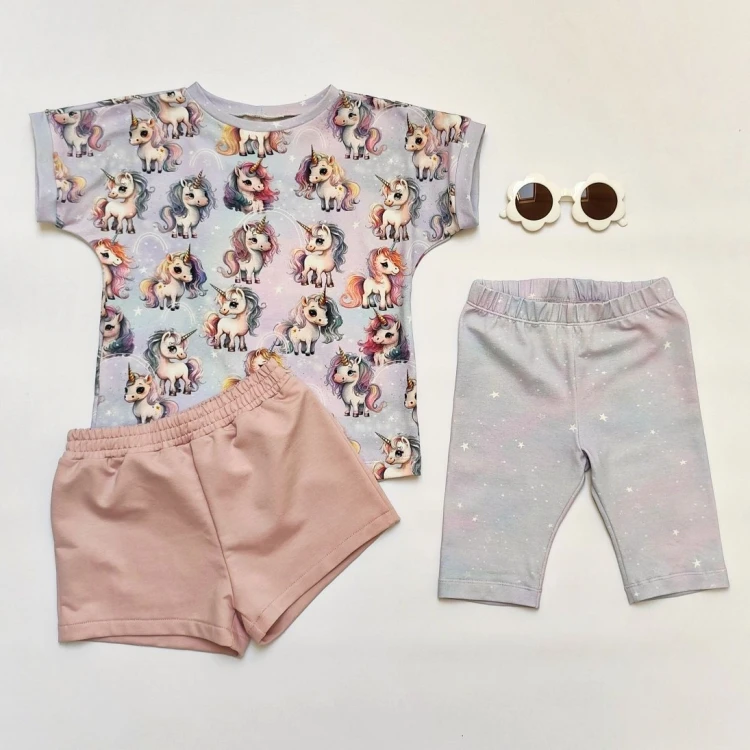 pastelowy komplet letni dla dziewczynki z jednorożcami t-shirt kolarki w gwiazdki i różowe spodenki