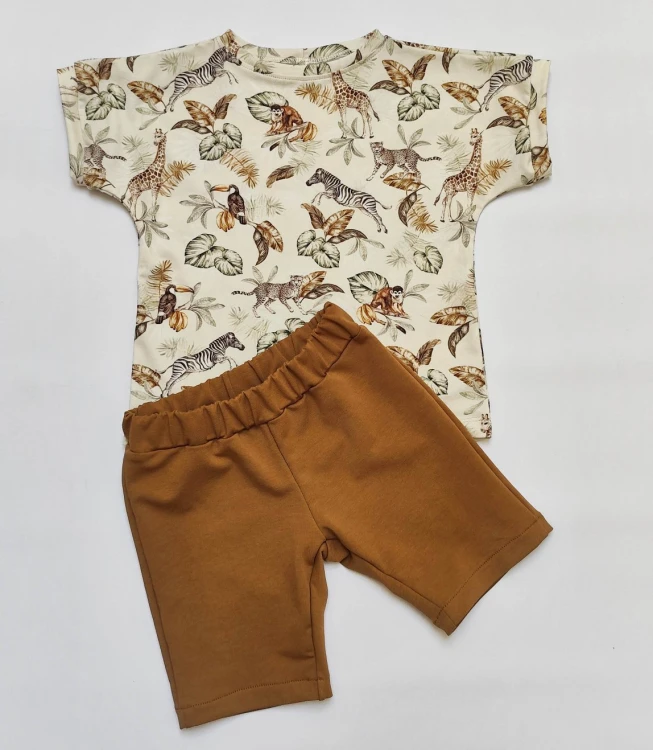 Letni komplet chłopięcy handmade – T-shirt oversize w motyw safari oraz krótkie karmelowe spodenki dresowe na białym tle
