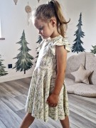 Profil dziewczynki w letniej sukience handmade z motywem leśnej łąki