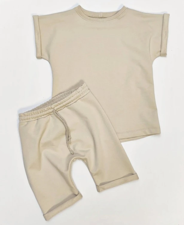 Beżowy T-shirt dresowy oversize i spodenki dziecięce zestaw basic handmade dla dzieci